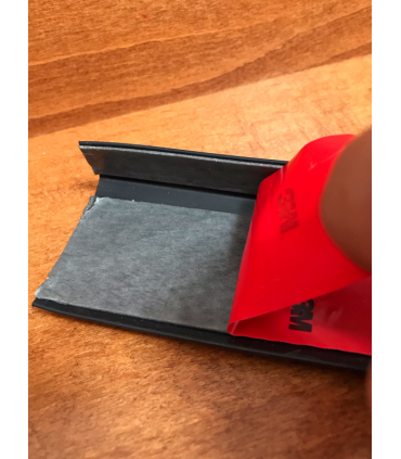 Protiskluzový profil L na schody s odolnou 3M páskou, délka 123 cm