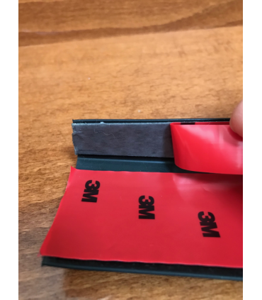 Protiskluzový profil L na schody s odolnou 3M páskou, délka 123 cm