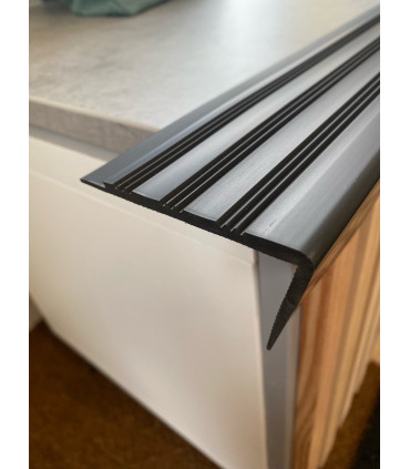 Plastová schodová hrana - 2,5 m