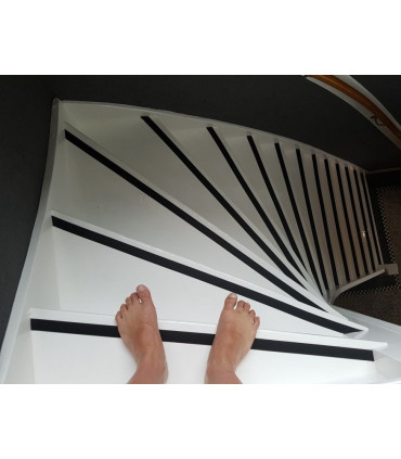 Tenčí protiskluzový profil na schody