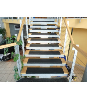 Protiskluzové schodové nášlapy černé