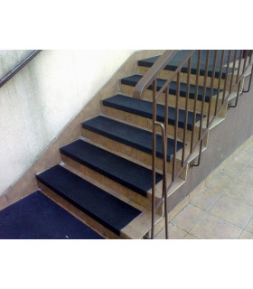 Protiskluzové schodové nášlapy černé